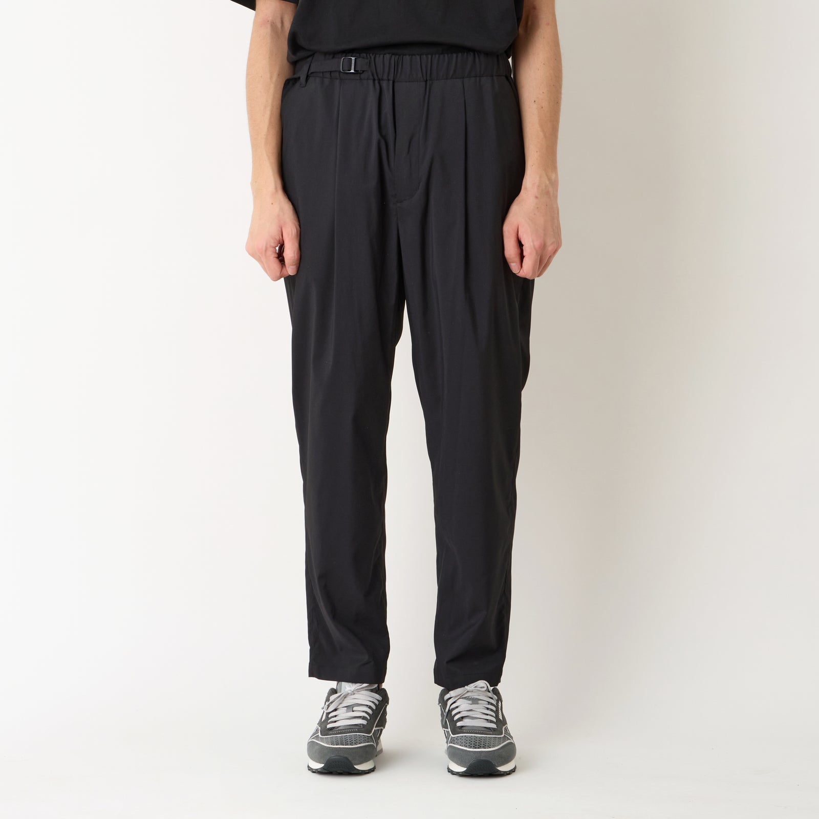 White Mountaineering ホワイト テーパード 1タックパンツ 1 TUCK BELTED PANTS - White Mountaineering®︎ – White