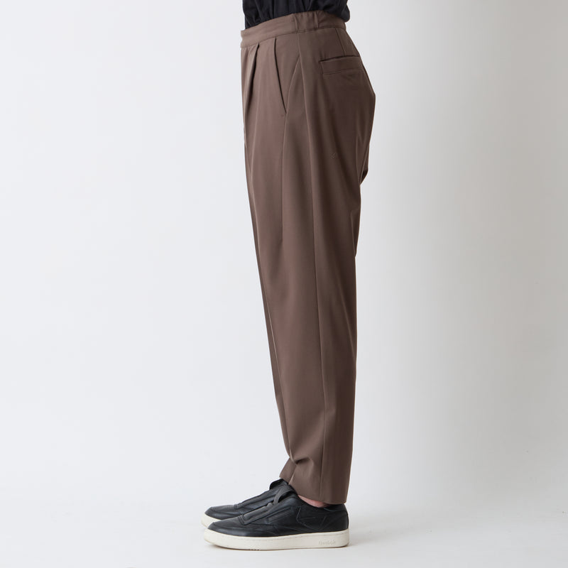 1 TUCK TAPERED PANTS