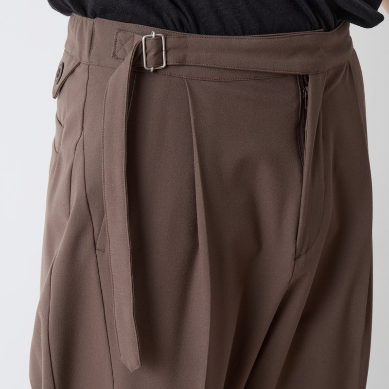 1 TUCK TAPERED PANTS