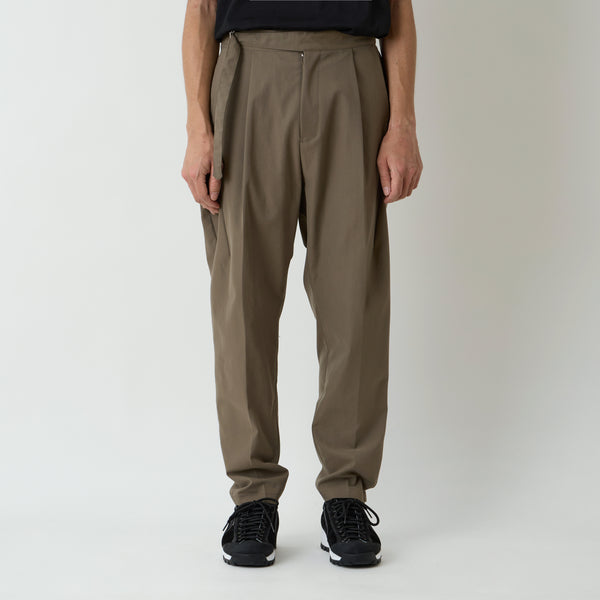 1 TUCK TAPERED PANTS